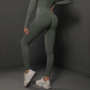 Détail du pantalon de yoga sans couture taille haute avec texture push-up en vert olive foncé