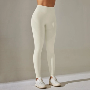 Dettaglio dei pantaloni da yoga avorio senza cuciture con trama a coste e rete traspirante