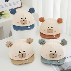 Set di 4 graziosi cappellini in cotone per neonati con orecchie e volti di orso ricamati