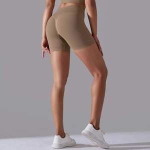 Détail macro du short de yoga sans couture taille haute de couleur marron chameau foncé