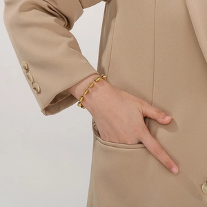 Dettaglio del bracciale in titanio placcato oro 18K con perline a spirale testurizzate