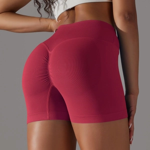 Dettaglio dei pantaloncini yoga senza cuciture con effetto scrunch butt in bordeaux
