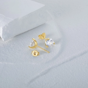 Détail des boucles d'oreilles dorées en argent S925 avec zircons cubiques ronds