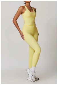 Dettaglio del set yoga giallo chiaro spazzolato con reggiseno a vogatore e leggings