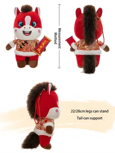 Vue détaillée de la peluche cheval du zodiaque chinois 2026 sous trois angles différents.