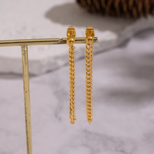 Boucles d'oreilles pendantes dorées sur support, finition en acier inoxydable brillant