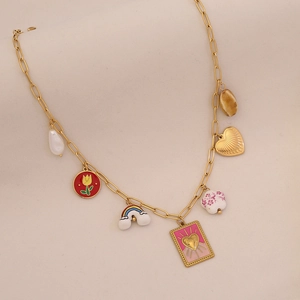 Détail du collier doré avec perles, cœurs et divers pendentifs en émail coloré