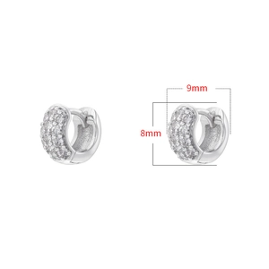 Dettaglio dimensioni 8mm x 9mm di orecchini huggie in argento con zirconi cubici