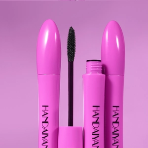 Bunte wasserfeste Mascara im pinken Tubendesign fuer langanhaltendes voluminoeses Augen-Make-up.