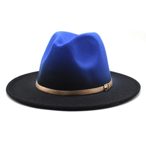 Détail d'un chapeau fedora en laine bleu marine et noir avec sangle en cuir dorée