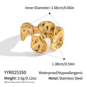 Vue détaillée montrant les dimensions et le poids de la bague ondulée en acier doré 18K