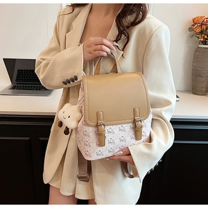 Détail d'un sac à dos élégant avec motifs d'ours et accessoire nuage en peluche