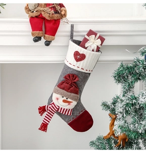 Détail d'une chaussette de Noël avec motif bonhomme de neige 3D et revers tricoté à cœur