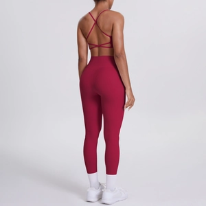 Détail de l'ensemble de yoga rouge foncé avec soutien-gorge croisé et legging