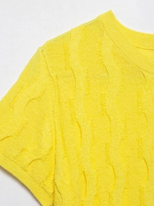 Primer plano de la camiseta de punto amarillo brillante con tejido jacquard y detalles rotos