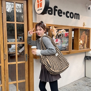 Vue détaillée du sac cabas en peluche rayé avec texture douce et étiquette tissée