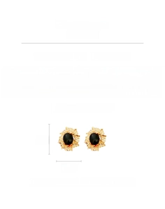 Makro-Detail von Vintage Gold Blattohrringen mit schwarzem Ovalstein und Silberstecker