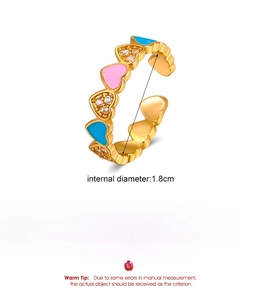 Dettaglio anello a cuore in smalto multicolore con accenti rosa blu e zircone