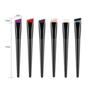 Detail view of 17cm angled foundation brushes with 2cm synthetic fiber heads