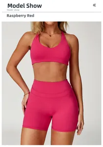 Détail de l'ensemble de yoga rouge framboise avec soutien-gorge de sport et short de cyclisme