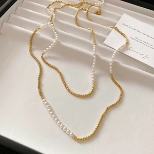 Détail du collier de perles vintage français avec chaîne dorée et fermoir mousqueton