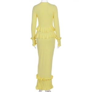 Détail d'une robe en tricot jaune avec des volants à la taille et des manches longues