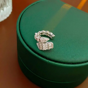 Anello a serpente argento con scaglie geometriche e pietre di zircone scintillanti