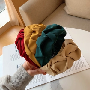 Serre-tête large noué à la main en tissu vintage sur une table en marbre blanc
