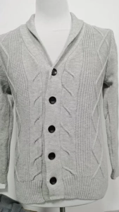 Detail der grauen Strickjacke mit großen Knöpfen, Schalkragen und Rautenstrickmuster