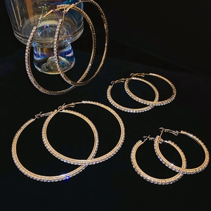 Set di quattro paia di orecchini a cerchio dorati di varie dimensioni con micro cristalli