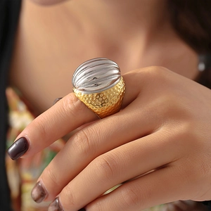 Vintage vintage oval textured mixed metal ring in gold and silver with hammered finish