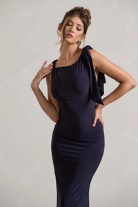 Dettaglio dell'elegante abito lungo blu scuro senza maniche con scollo all'americana