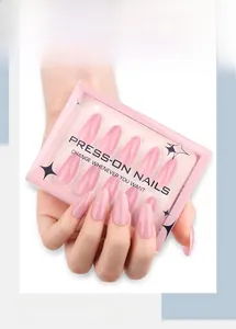 Unghie finte a mandorla rosa chiaro lucido mostrate sulla mano con scatola