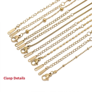 Dettaglio delle chiusure a moschettone in acciaio inossidabile placcato oro 18K con catenine
