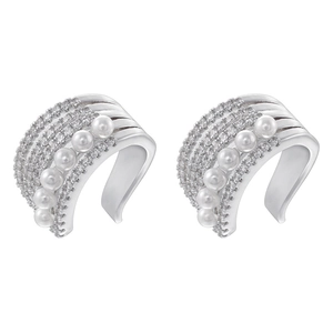 Λεπτομέρεια από ασημένια ear cuffs με λευκά μαργαριτάρια και λαμπερά ζιργκόν