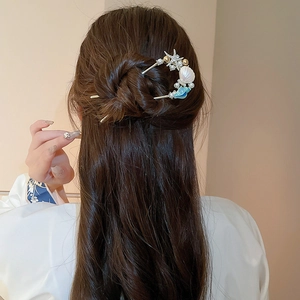 Detailaufnahme einer U-förmigen Haarnadel im Meeresstil mit Perlen und Seesternen