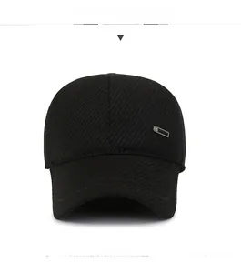 Nahaufnahme der schwarzen Wollcap mit dicker Textur und seitlicher Metallplakette für Herren