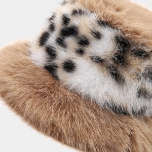 Faux-Fur Fischerhut mit Leopardenmuster und braunem Plüschrand für modische Winterwärme