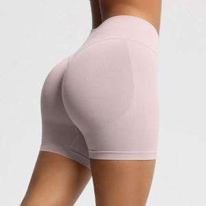 Détail du short de yoga rose sans couture avec taille haute et design sculptant le fessier