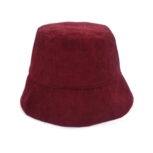 Détail de la texture en velours côtelé bordeaux du chapeau bob d'hiver épais
