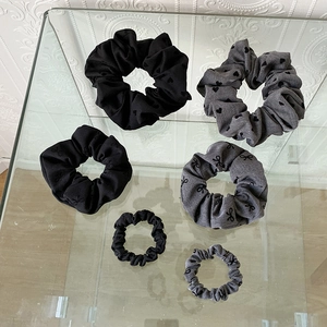 Set de 6 gomas de pelo con lunares y lazos de corazones en negro y gris