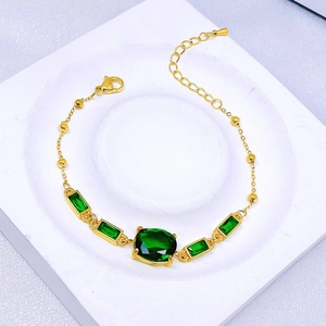 Bracelet arbre de vie doré avec zircons vert émeraude et fermoir mousqueton ajustable