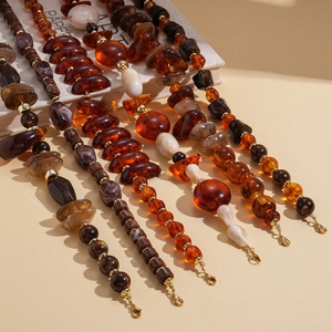 Collier rétro en perles acryliques avec motifs écaille ambrée et fermoir doré