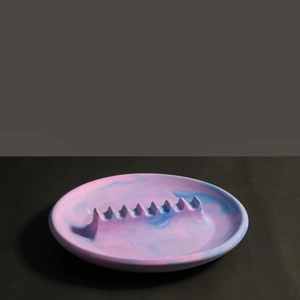 Vue détaillée d'un moule en silicone pour plateau rond aux textures marbrées rose et bleu