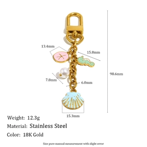 Vue détaillée des breloques marines en acier doré 18K avec hippocampe et étoile de mer