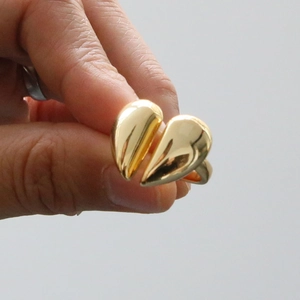 Minimalistischer Herzring aus Goldmessing mit Hochglanzfinish und verstellbarem Design