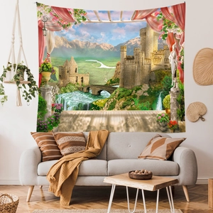 Detail eines Wandteppichs mit Schloss-Landschaft über einem Sofa in einem Wohnzimmer