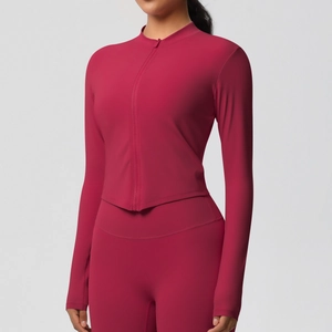 Détail macro de la veste de yoga rouge agate zippée et du legging à taille haute