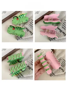 Vue détaillée d'une pince à cheveux crocodile mignonne en acrylique vert et rose
