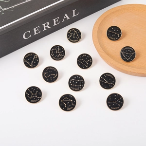 Détails du lot de 12 broches constellations du zodiaque en émail noir et alliage doré